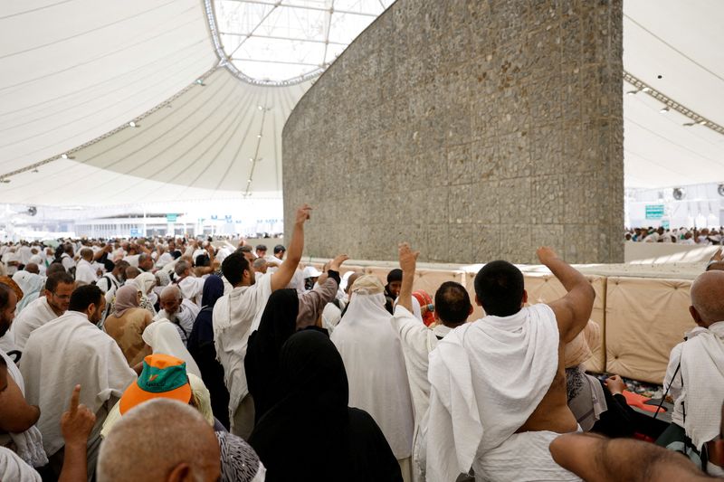 &copy; Reuters. FILE PHOTO: Muslim pilgrims cast their stones at a pillar symbolising Satan, during the annual haj pilgrimage in Mina, Saudi Arabia, June 16, 2024. REUTERS/Mohammed Torokman/File Photo