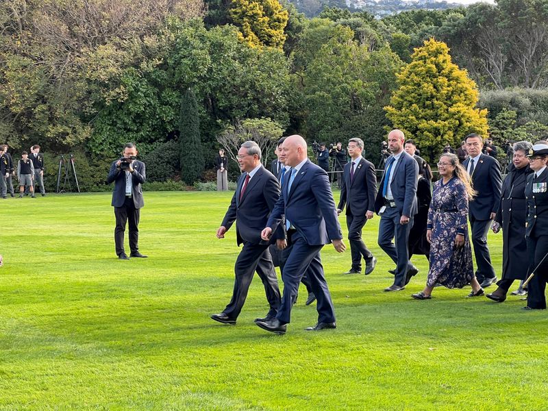 © Reuters. New Zealand Prime Minister Christopher Luxon and Governor General Cindy Kiro welcome Chinese Premier Li Qiang with a traditional Maori welcome and honour guard, during Li Qiang's visit to New Zealand, on the grounds of the official residence of the Governor-General, in Wellington, New Zealand June 13, 2024. REUTERS/Lucy Craymer