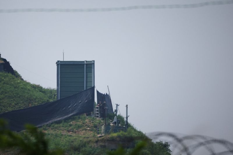 © Reuters. FILE PHOTO: South Korean soldiers work next to a military facility (Green box) where loudspeakers dismantled in 2018 used to be, near the demilitarized zone separating the two Koreas in Paju, South Korea, June 10, 2024. REUTERS/Kim Hong-Ji/File Photo