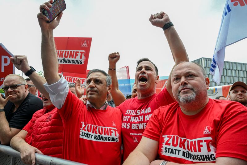 © Reuters. FILE PHOTO: Thyssenkrupp steelworkers rally at an IG Metall union protest in Essen, Germany, May 23, 2024. REUTERS/Jana Rodenbusch/File Photo