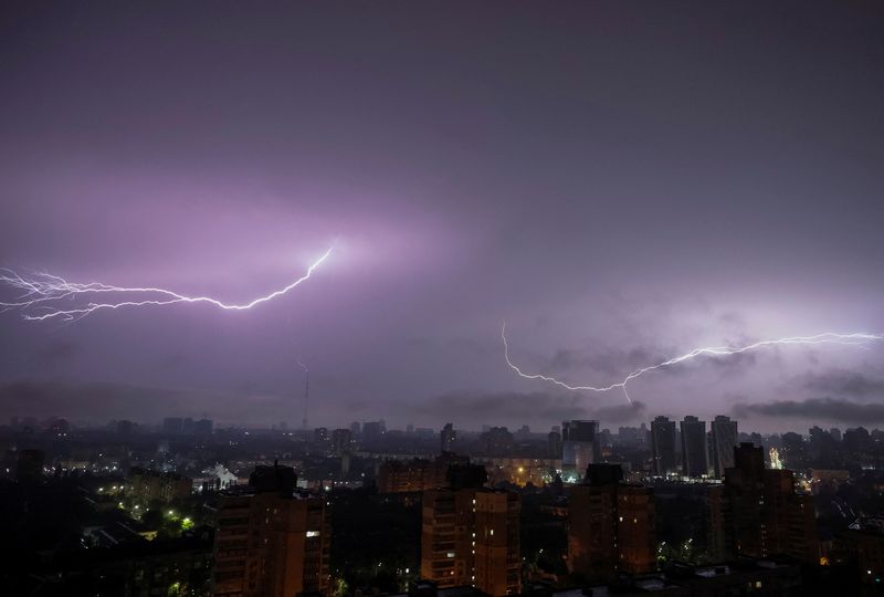 &copy; Reuters. A flash from the lightning illuminates the sky over the city during an air raid alert, amid Russia's attack on Ukraine, in Kyiv, Ukraine June 12, 2024. REUTERS/Gleb Garanich