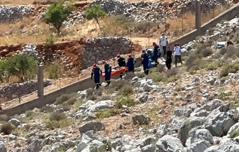 &copy; Reuters. FILE PHOTO: Rescuers transfer the body of British TV presenter Michael Mosley, which was found after he had been missing, on the southeastern Aegean Sea island of Symi, Greece, June 9, 2024. REUTERS/Panormitis Chatzigiannakis BEST QUALITY AVAILABLE/File P