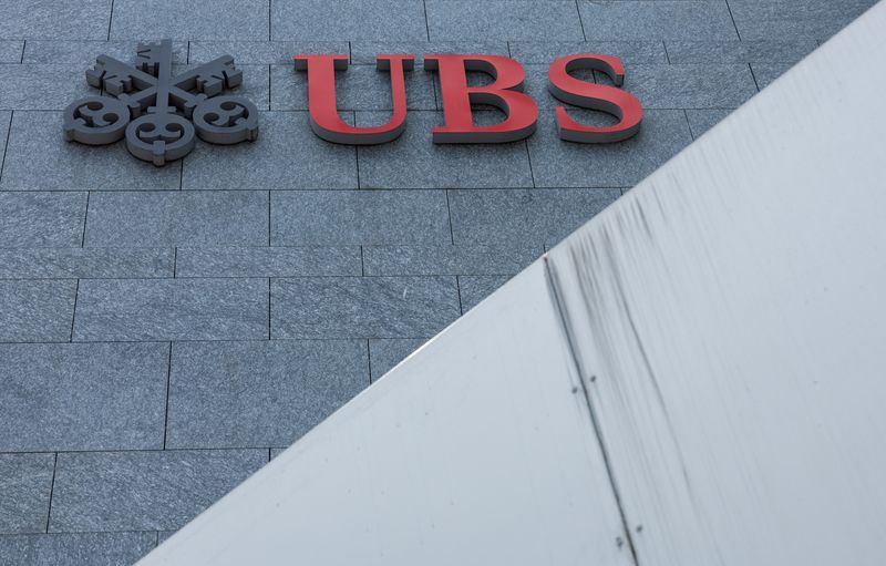 © Reuters. A UBS logo is pictured on the branch of the Swiss bank in Lucerne, Switzerland, June 14, 2024.  REUTERS/Denis Balibouse/File Photo