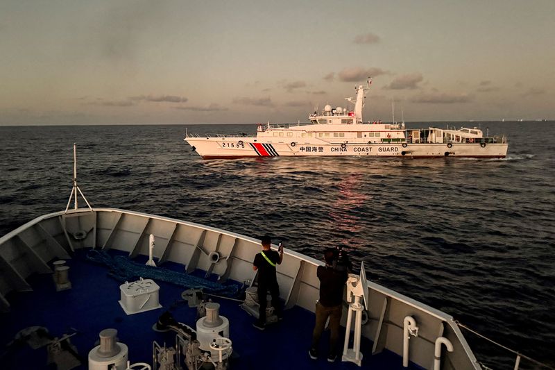 &copy; Reuters. Navio da Guarda Costeira chinesa bloqueia embarcação filipina a caminho do Second Thomas Shoal, no Mar da China Meridionaln05/03/2024nREUTERS/Adrian Portugal