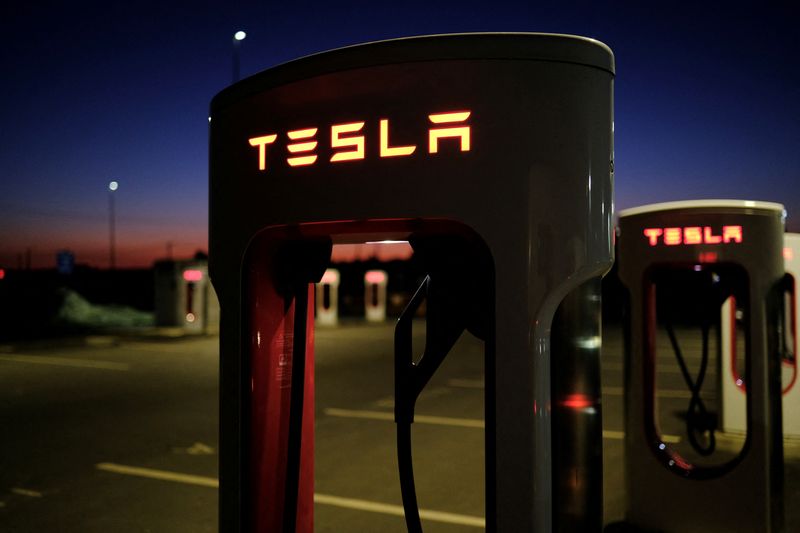 &copy; Reuters. Tesla electric vehicle chargers are seen during a sunset at a petrol station in Xinzo de Limia, Spain June 10, 2024. REUTERS/Nacho Doce
