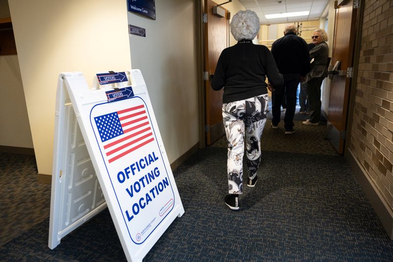 &copy; Reuters. FILE PHOTO: Voters walk in to a polling location as the Democratic and Republican parties hold primary elections in Dayton, Ohio, U.S. March 19, 2024.  REUTERS/Megan Jelinger/File Photo