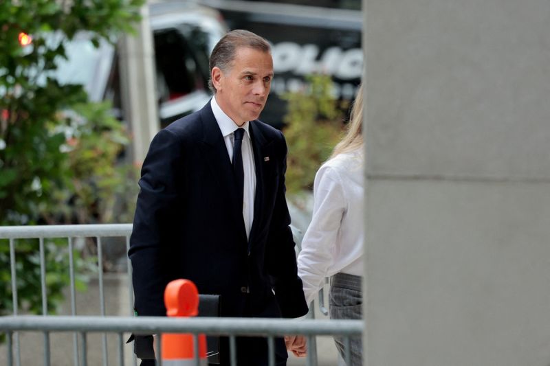 &copy; Reuters. FILE PHOTO: Hunter Biden, son of U.S. President Joe Biden, walks outside the federal court as his trial on criminal gun charges continues, in Wilmington, Delaware, U.S., June 11, 2024. REUTERS/Hannah Beier/File Photo