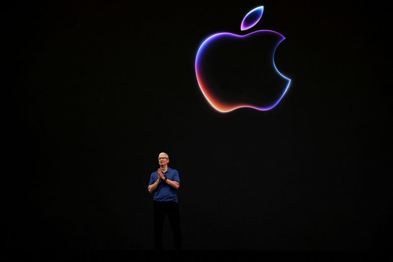 © Reuters. FILE PHOTO: Apple CEO Tim Cook attends the annual developer conference event at the company's headquarters in Cupertino, California, U.S., June 10, 2024. REUTERS/Carlos Barria/File Photo