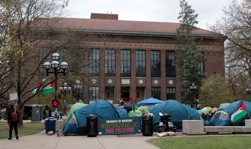 &copy; Reuters. FILE PHOTO: A coalition of University of Michigan students camp in the Diag to pressure the university to divest its endowment from companies that support Israel or could profit from the ongoing conflict between Israel and the Palestinian Islamist group H