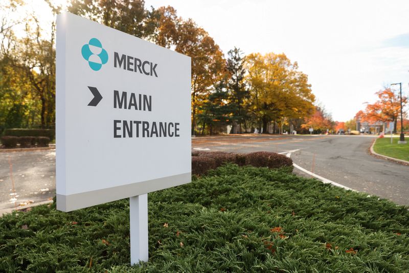 © Reuters. FILE PHOTO: Signage is seen at the Merck & Co. headquarters in Kenilworth, New Jersey, U.S., November 13, 2021. REUTERS/Andrew Kelly/File Photo