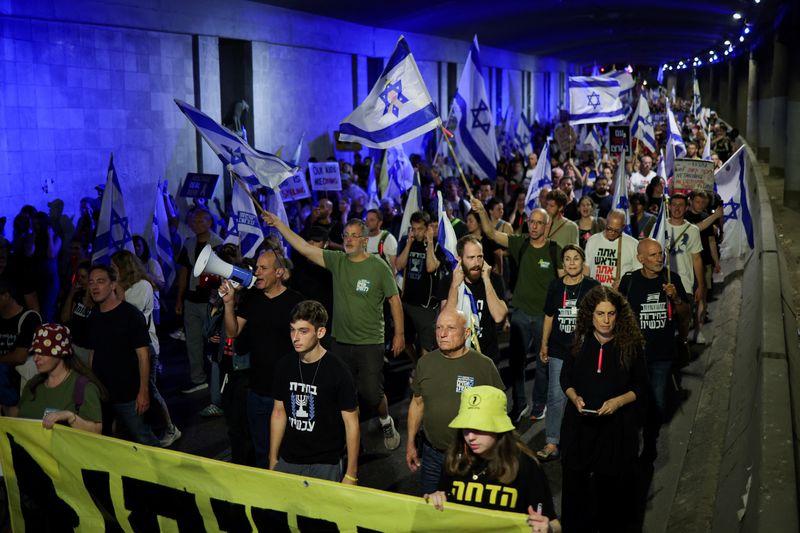 &copy; Reuters. Manifestantes protestam perto do Parlamento contra governo de  Netanyahun17/06/2024nREUTERS/Marko Djurica