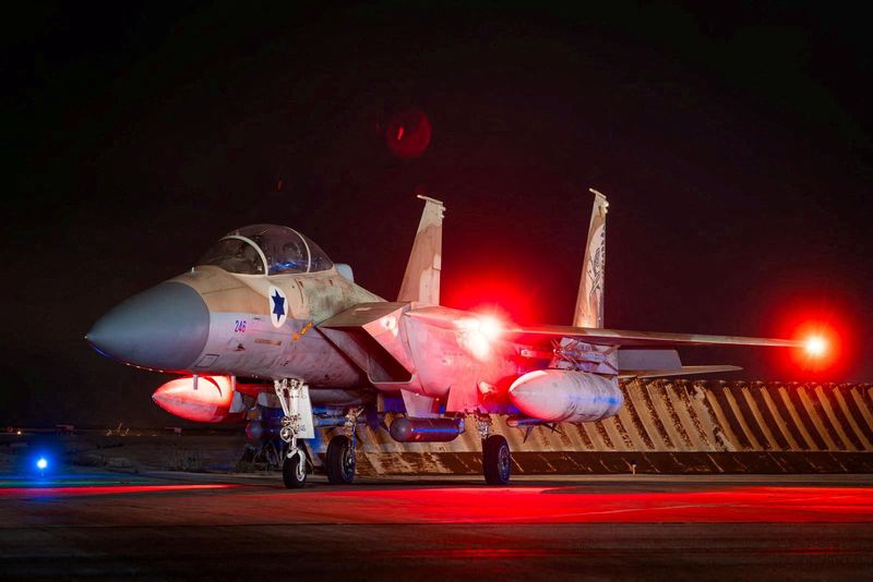 © Reuters. FILE PHOTO: Israeli Air Force F-15 Eagle is pictured at an air base, said to be following an interception mission of an Iranian drone and missile attack on Israel, in this handout image released April 14, 2024. Israel Defense Forces/Handout via REUTERS/File Photo