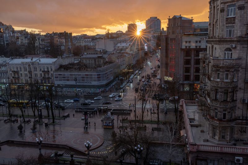 © Reuters. FILE PHOTO: The evening sun sets over the skyline near Khreshchatyk Street in Kyiv, amid Russia’s attack on Ukraine, March 29, 2024. REUTERS/Thomas Peter/File Photo