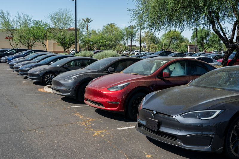 © Reuters. Tesla electric vehicles are parked in a storage lot outside a disused movie theatre in Scottsdale, Arizona, U.S., June 11, 2024. REUTERS/Go Nakamura/File Photo