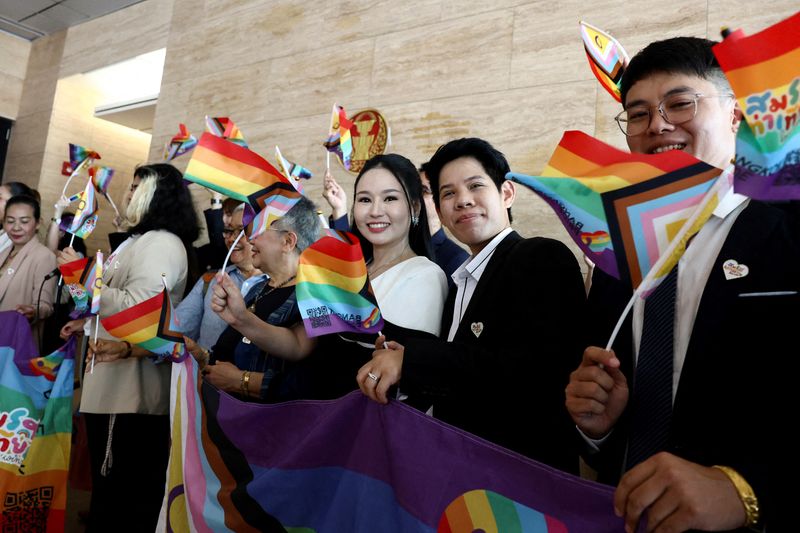 © Reuters. Members of the LGBTQ+ community react as they arrive ahead of the passing of the marriage equality bill in its second and third readings by the Senate, which will effectively make Thailand Asia's third territory to legalise same-sex unions, in Bangkok, Thailand, June 18, 2024. REUTERS/Chalinee Thirasupa 
