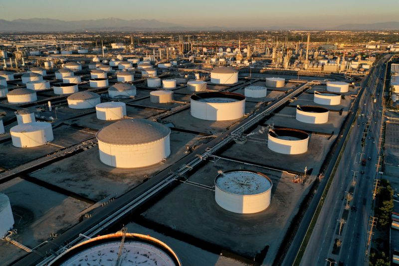 &copy; Reuters. Serbatoi di stoccaggio presso la raffineria di Los Angeles della Marathon Petroleum, che trasforma il greggio nazionale e importato in benzina, gasolio e altri prodotti petroliferi, a Carson, California, USA, 11 marzo 2022. Foto scattata con un drone. REU