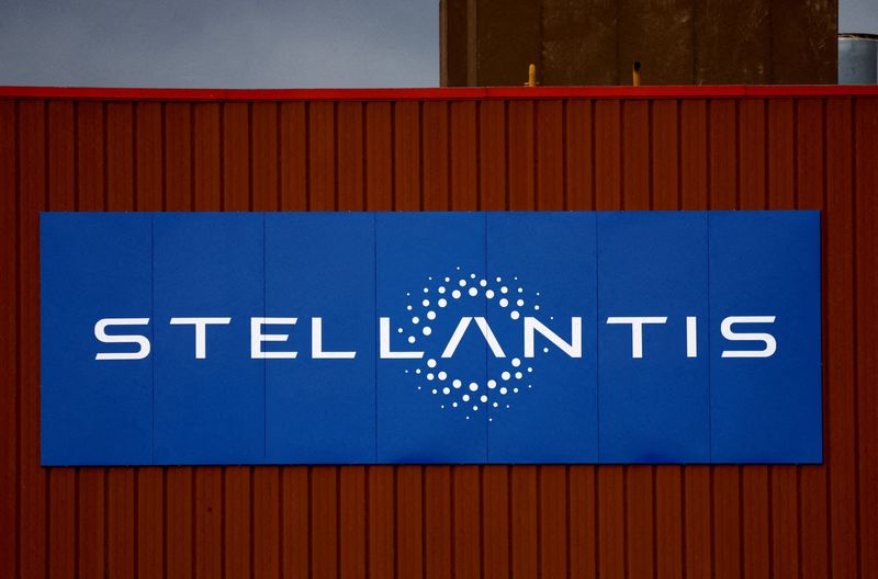 &copy; Reuters. Il logo di Stellantis all'esterno di un edificio aziendale a Chartres-de-Bretagne, vicino a Rennes, Francia, 11 marzo 2024. REUTERS/Stephane Mahe