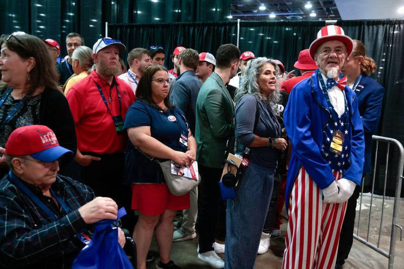 &copy; Reuters. Attendees wait to enter an event held by the national conservative political movement, ‘Turning Point’ in Detroit, Michigan, U.S., June, 15, 2024. REUTERS/Rebecca cook/File Photo