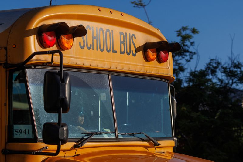 © Reuters. A school bus driver navigates while driving through downtown Los Angeles, California, U.S. July 19, 2023.  REUTERS/Mike Blake