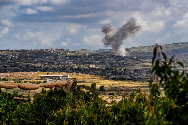 © Reuters. FILE PHOTO: Smoke rises above south Lebanon following an Israeli strike amid ongoing cross-border hostilities between Hezbollah and Israeli forces, as seen from Israel's border with Lebanon in northern Israel, May 5, 2024. REUTERS/Ayal Margolin 
