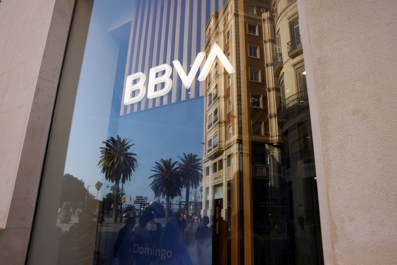 &copy; Reuters. Il logo della banca Bbva sulla facciata di una filiale della banca Bbva a Malaga, Spagna, 27 ottobre 2022. REUTERS/Jon Nazcan