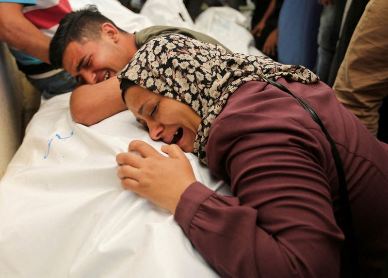 &copy; Reuters. Funeral de palestinos mortos por ataques israelenes no sul de Gazan 18/6/2024   REUTERS/Hatem Khaled