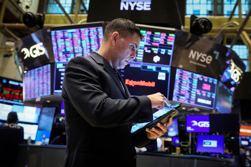 &copy; Reuters. Trader al lavoro alla Borsa di New York (NYSE) a New York City, Stati Uniti, 8 maggio 2024.  Foto REUTERS/Brendan McDermid/File Photon