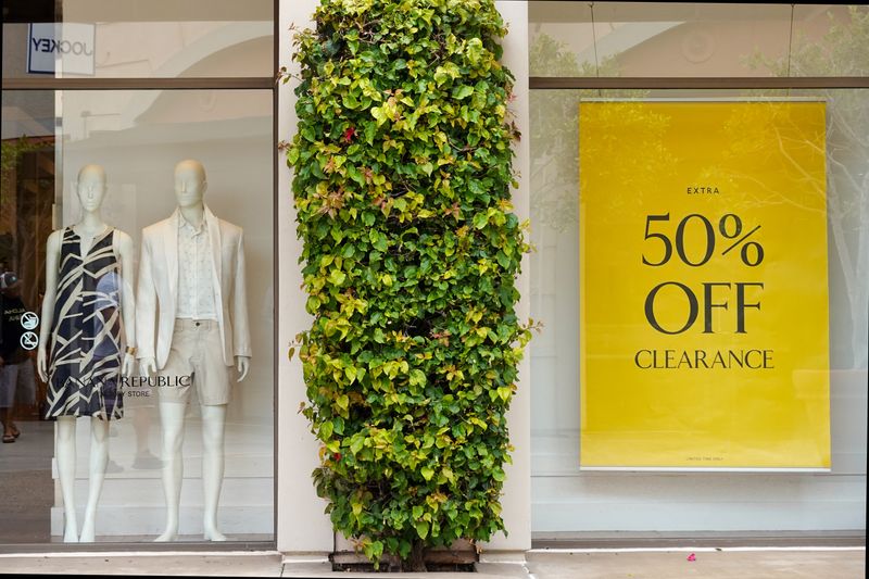 © Reuters. A sale sign greets shoppers at a retail store in Carlsbad, California, U.S., May 25, 2023. REUTERS/Mike Blake