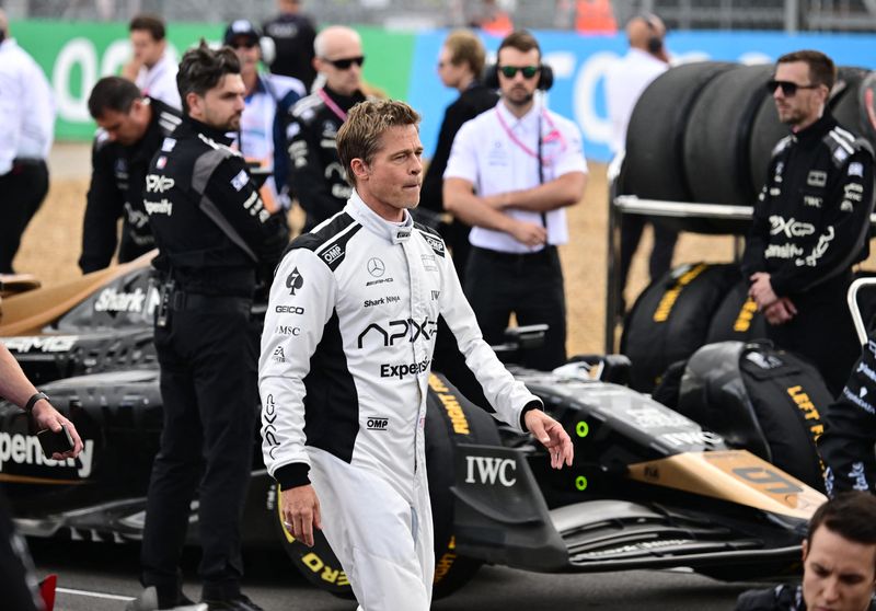 &copy; Reuters. Brad Pitt durante filmagem no circuito de Silverstonen 9/7/2023     REUTERS/Christian Bruna