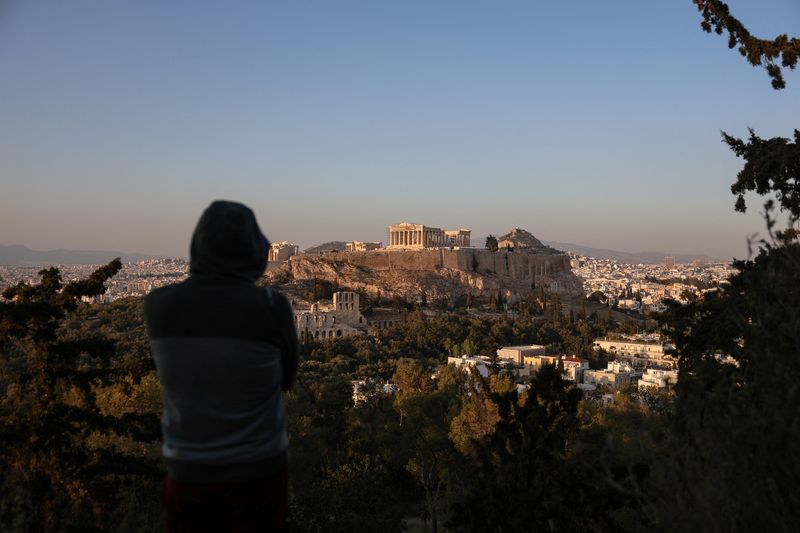 © Reuters. A man looks at the Acropolis and the cityscape in Athens, Greece, April 12, 2024. REUTERS/Louisa Gouliamaki