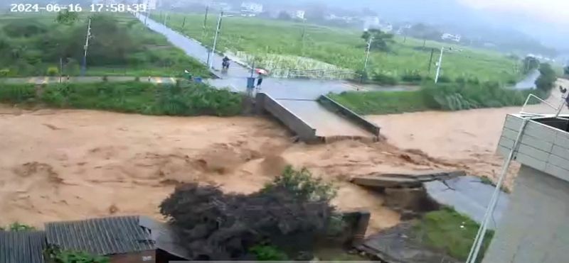 &copy; Reuters. Ponte desaba em meio a fortes chuvas na cidade de Meizhou, na província chinesa de Guangdongn16/06/2024 VÍDEO OBTIDO PELA REUTERS/ via REUTERS