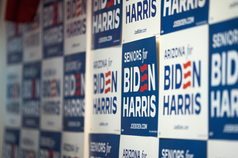 © Reuters. Campaign signs decorate a wall as seniors play bingo during an event to support the campaign of U.S. President Joe Biden for reelection in Tucson, Arizona, U.S., June 13, 2024.   REUTERS/Rebecca Noble/File Photo