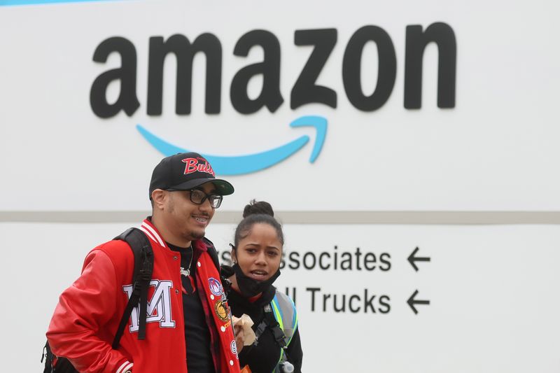 © Reuters. Trabalhadores da Amazon em centro de triagem da empresa em Nova York
25/04/2022
REUTERS/Brendan McDermid