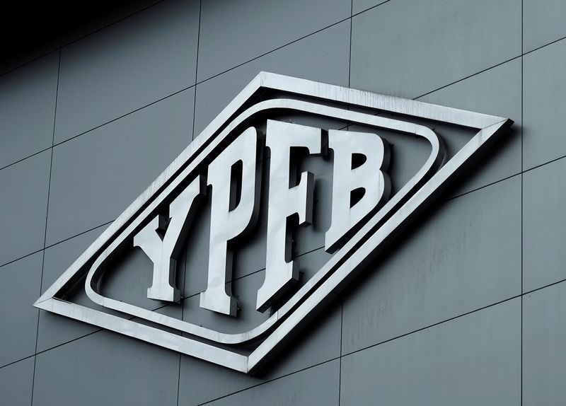 &copy; Reuters. Logo da YPFB (Yacimientos Petrolíferos Fiscales Bolivianos) na sua sede central em La Pazn11/01/2019nREUTERS/David Mercado