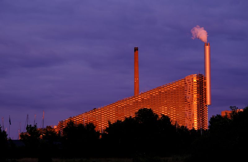 © Reuters. Usina de aproveitamento energético do lixo na Dinamarca.  REUTERS/Wolfgang Rattay