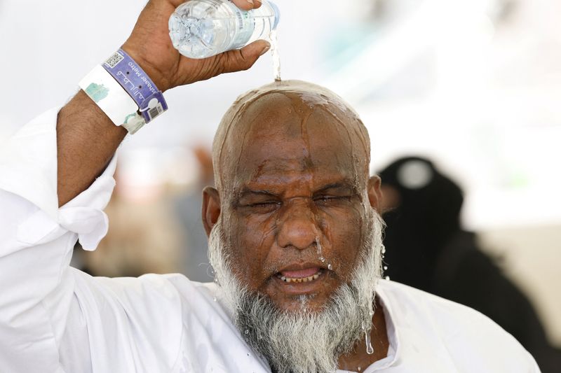 &copy; Reuters. Peregrino muçulmano derrama água na cabeça para se refrescar enquanto participa da peregrinação anual do Haj em Mina, na Arábia Sauditan17/06/2024nREUTERS/Mohammed Torokman