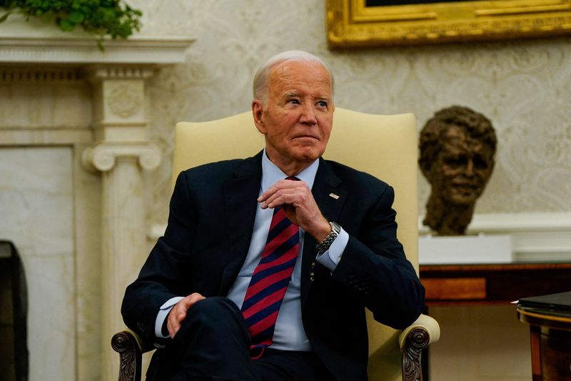 &copy; Reuters. U.S. President Joe Biden reacts to questions from reporters during a meeting with NATO Secretary General Jens Stoltenberg in the Oval Office at the White House in Washington, U.S., June 17, 2024. REUTERS/Elizabeth Frantz