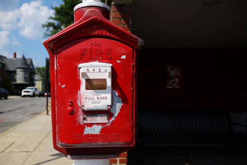 © Reuters. Fire call boxes continue to function during a statewide outage in the 911 system for emergency calls, in Somerville, Massachusetts, U.S., June 18, 2024.  REUTERS/Brian Snyder