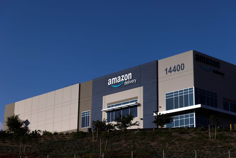 © Reuters. FILE PHOTO: Amazon's warehouse facility DSD8 is shown in Poway, California, U.S., September 28, 2021. Picture taken September 28, 2021. REUTERS/Mike Blake/File Photo