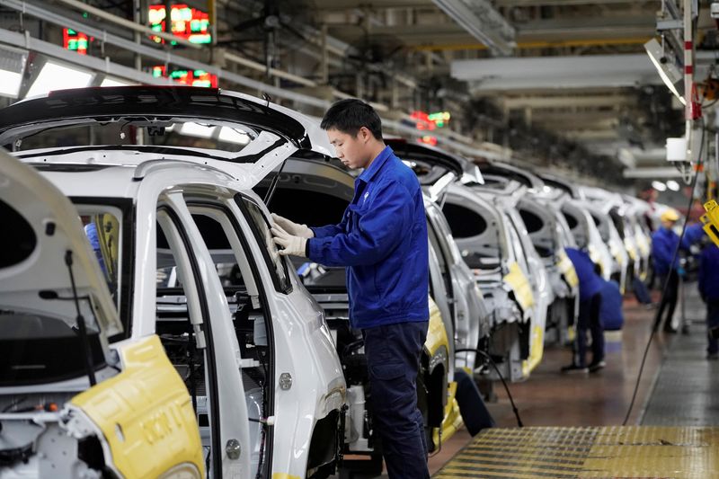 &copy; Reuters. FILE PHOTO: Employees work on Baojun RS-5 cars at a final assembly plant operated by General Motors Co and its local joint-venture partners in Liuzhou, Guangxi Zhuang Autonomous Region, China, February 28, 2019. Picture taken February 28, 2019. REUTERS/Al
