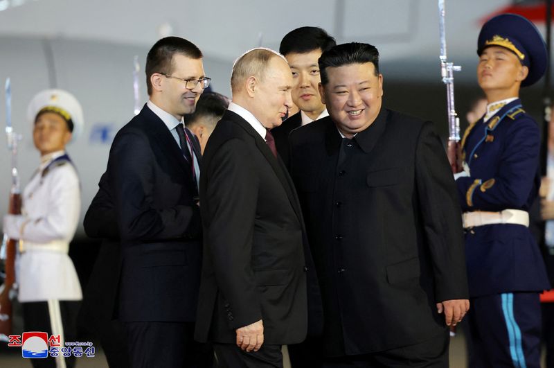 © Reuters. Russian President Vladimir Putin is welcomed by North Korean leader Kim Jong Un upon his arrival at an airport in Pyongyang, North Korea, in this image released by the Korean Central News Agency June 19, 2024. KCNA via REUTERS