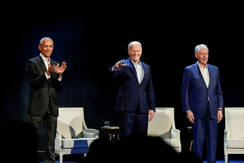 &copy; Reuters. FILE PHOTO: U.S. President Joe Biden, former U.S. Presidents Barack Obama and Bill Clinton participate in a discussion moderated by Stephen Colbert, host of CBS's "The Late Show with Stephen Colbert", during a campaign fundraising event at Radio City Musi