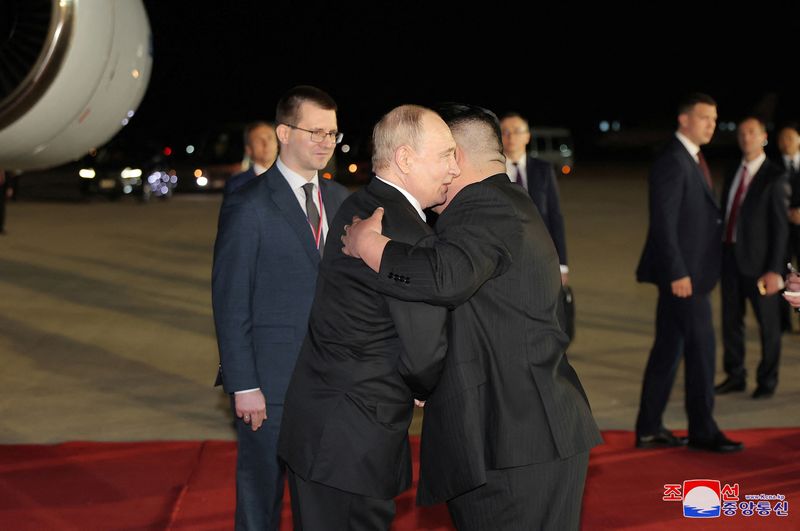 © Reuters. Russian President Vladimir Putin embraces North Korean leader Kim Jong Un upon his arrival at an airport in Pyongyang, North Korea, in this image released by the Korean Central News Agency June 19, 2024. KCNA via REUTERS