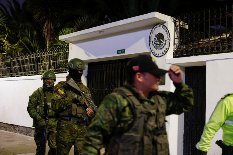 &copy; Reuters. Oficiais caminham do lado de fora da embaixada mexicana em Quito, Equadorn5/4/2024 REUTERS/Karen Toro/Arquivo