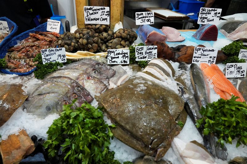 © Reuters. FILE PHOTO: Prices of food are displayed along them at the Borough Market as the UK inflation rates fall by less than expected in London, Britain May 22, 2024. REUTERS/Maja Smiejkowska/File Photo