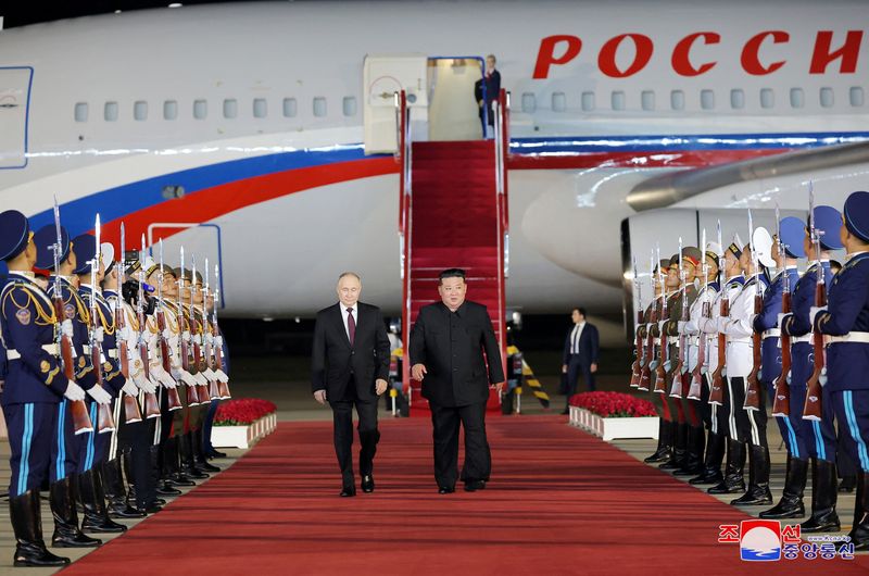 © Reuters. Russian President Vladimir Putin is welcomed by North Korean leader Kim Jong Un upon his arrival at an airport in Pyongyang, North Korea, in this image released by the Korean Central News Agency June 19, 2024. KCNA via REUTERS