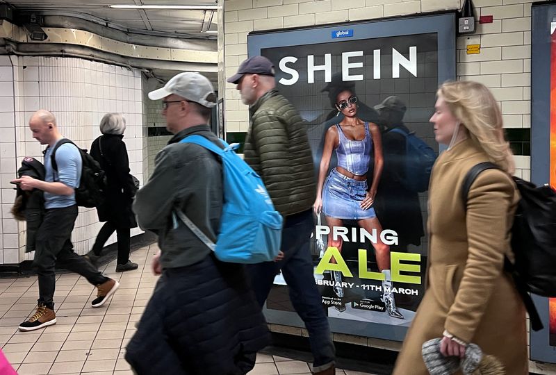 © Reuters. People walk past an advertisement for Shein, March 8, 2024 in London, Britain. REUTERS/Suzanne Plunkett/ File Photo