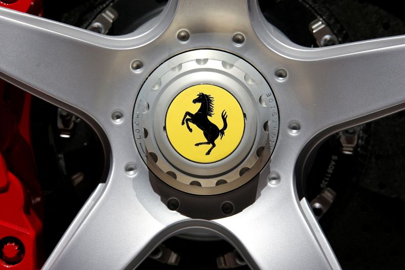 &copy; Reuters. Il logo di Ferrari durante la giornata mediatica del Salone dell'auto di Parigi, a Parigi, Francia, 30 settembre 2016. REUTERS/Benoit Tessier