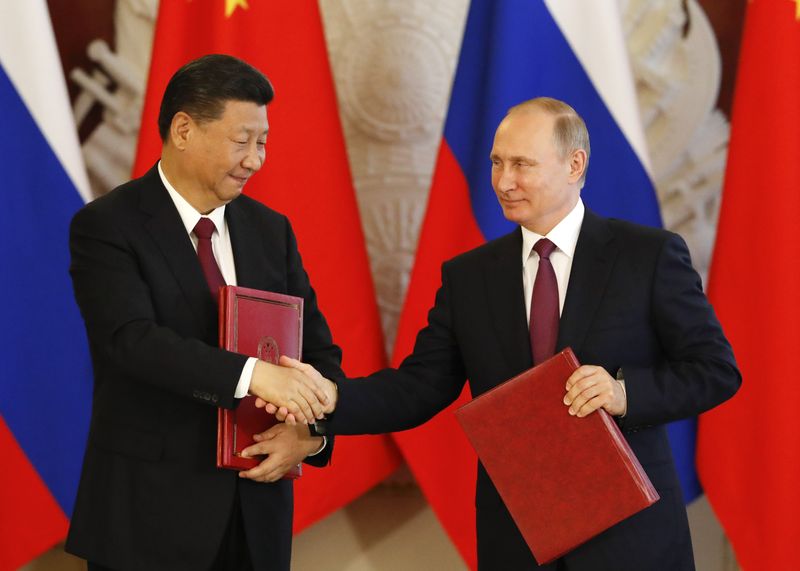 © Reuters. Russian President Vladimir Putin (R) shakes hands with his Chinese counterpart Xi Jinping during a signing ceremony following the talks at the Kremlin in Moscow, Russia July 4, 2017. REUTERS/Sergei Karpukhin 