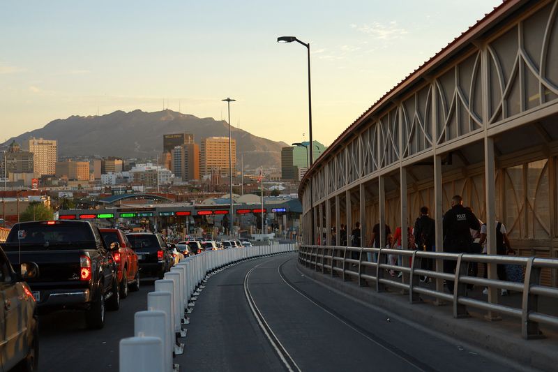 &copy; Reuters. FILE PHOTO: Migrants, seeking asylum in the United States and who previously requested an appointment on the U.S. Customs and Border Protection (CBP) One application, walk to attend their appointment, at the Paso del Norte International border bridge, in 